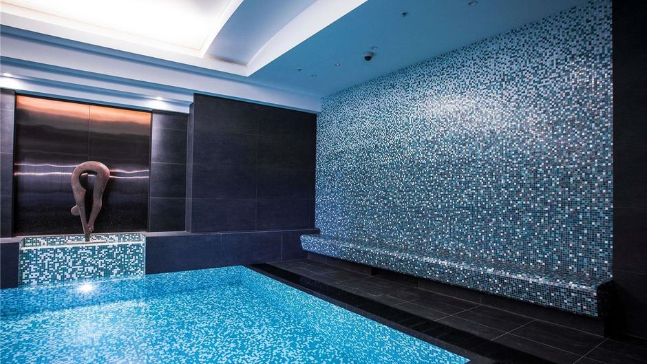 Quay West Suites Melbourne Pool