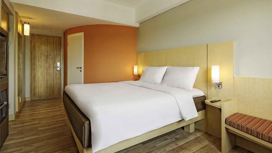 Ibis Padang Room