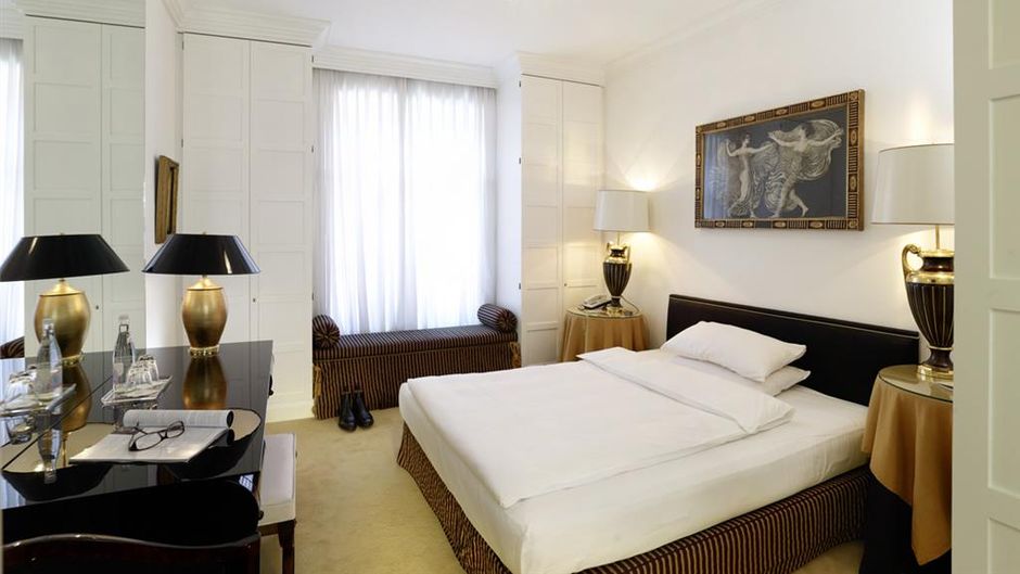 Hotel Opera Room