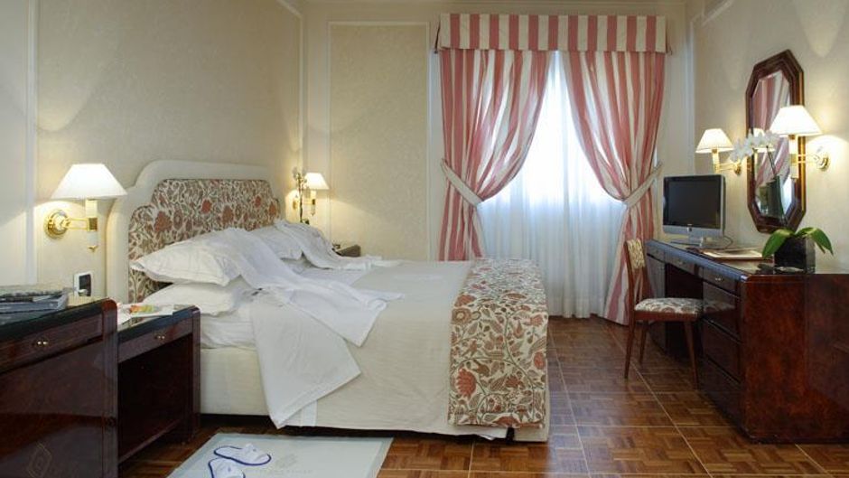 Hotel De la Ville Room