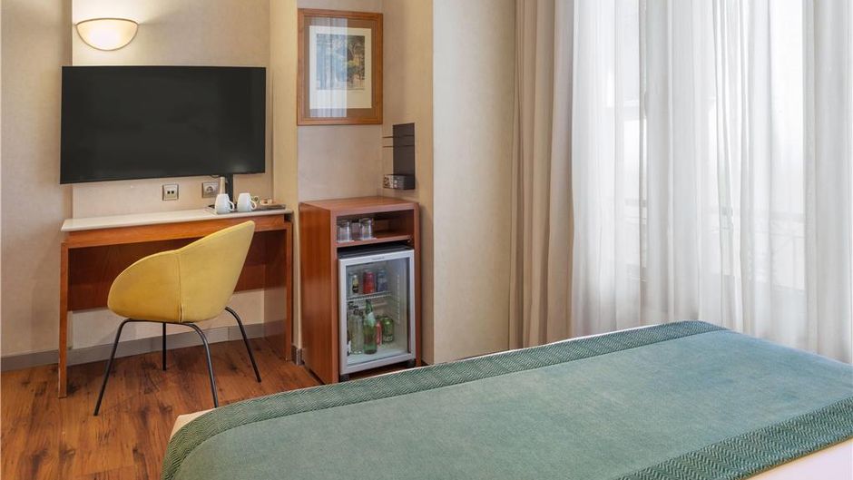 Catalonia Excelsior Room
