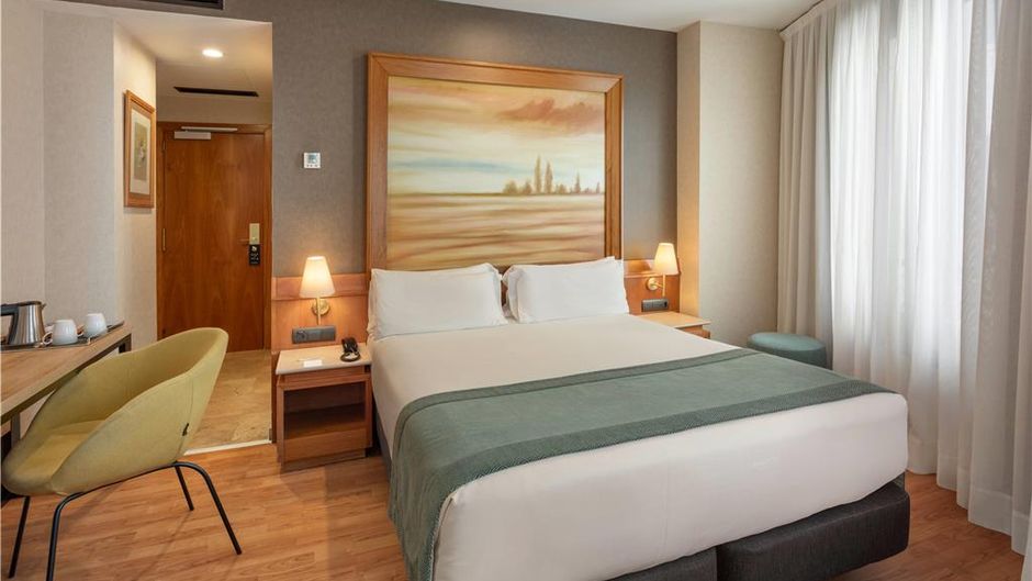 Catalonia Excelsior Room