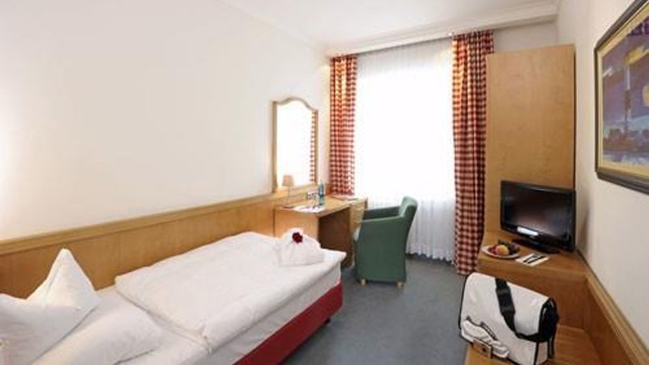 TOP VCH Hotel Baseler Hof Room