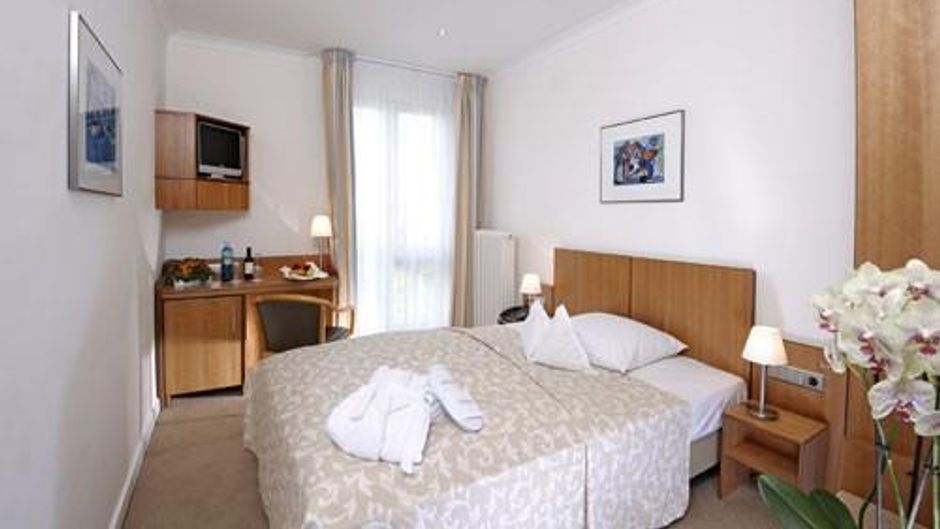 TOP VCH Hotel Baseler Hof Room