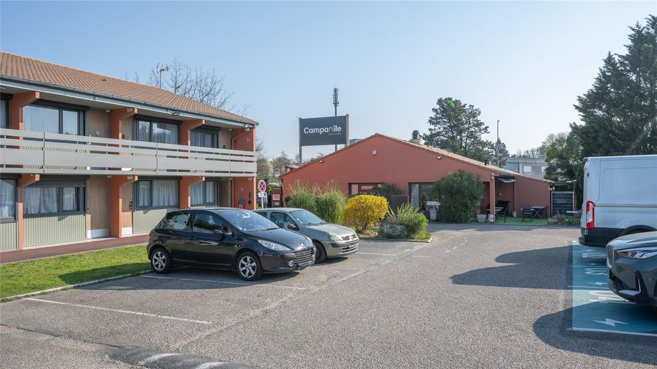 Campanile Hotel Exterior