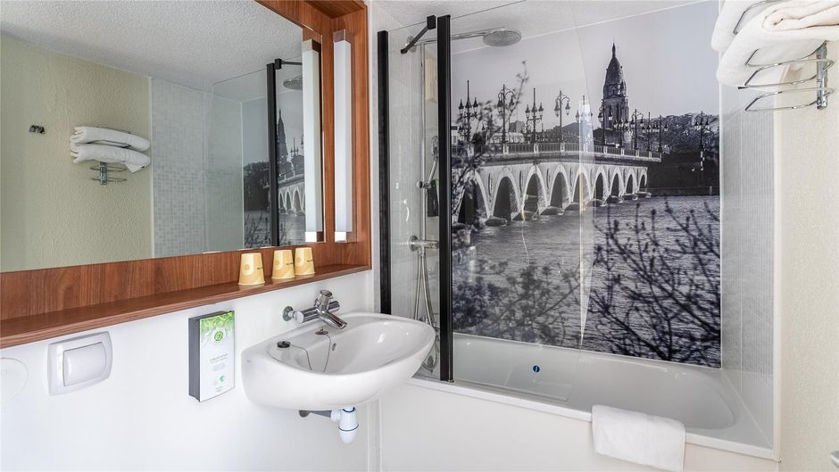 Hotel Campanile Bordeaux Nord - Le Lac Room