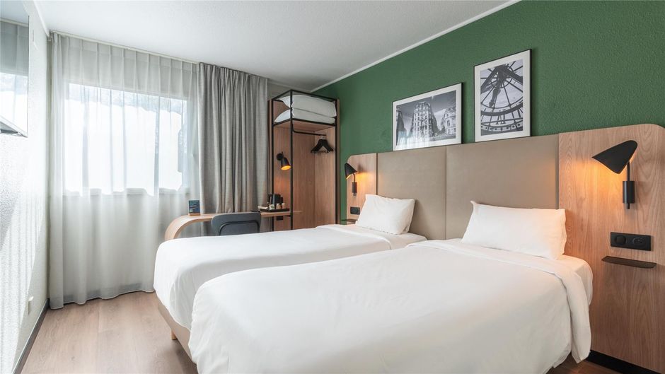 Campanile Paris Ouest Gennevilliers Room
