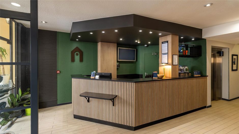 Campanile Paris West Levallois Lobby