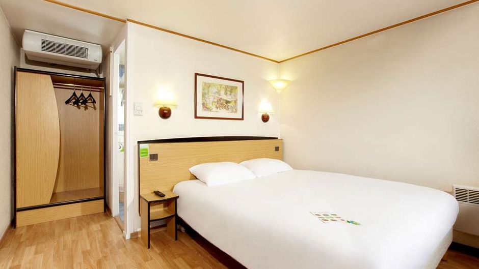 CAMPANILE HOTEL SAINT AVOLD Room