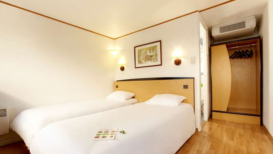 CAMPANILE HOTEL SAINT AVOLD Room