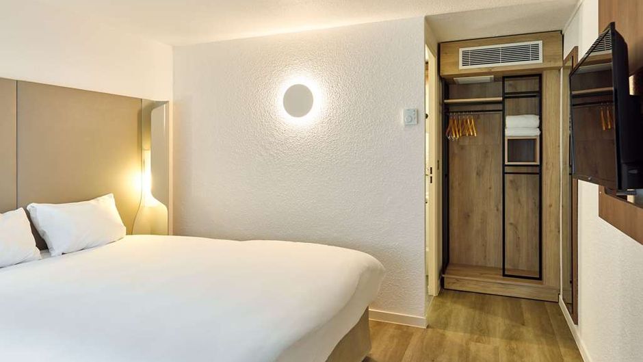 Campanile Villennes Sur Seine Orgeval Room