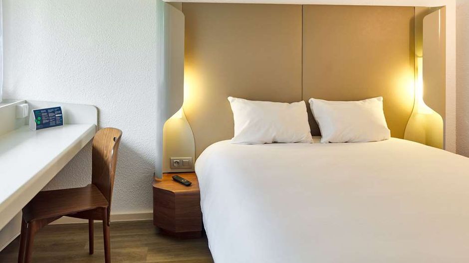 Campanile Villennes Sur Seine Orgeval Room