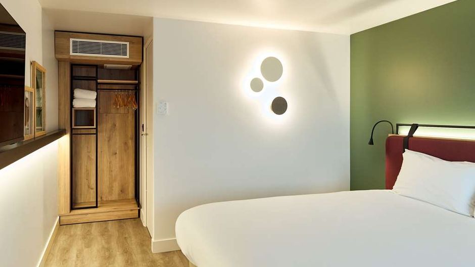 Campanile Villennes Sur Seine Orgeval Room