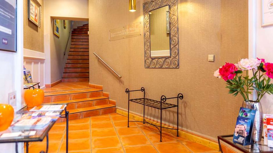 Hotel Kyriad Avignon Centre Lobby