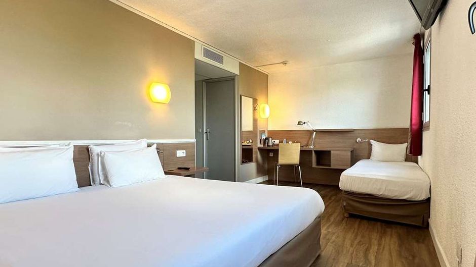 Kyriad Le Bourget Room