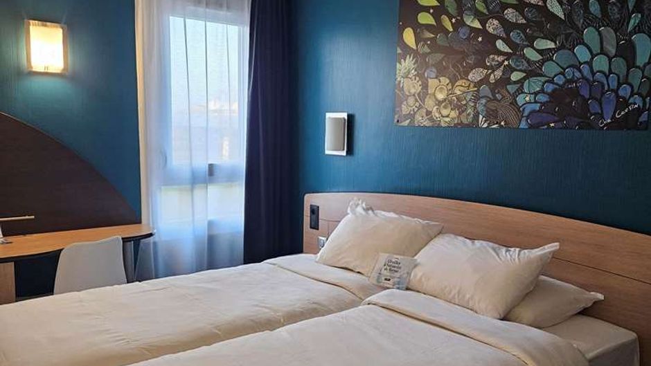 Kyriad Niort Hotel Room