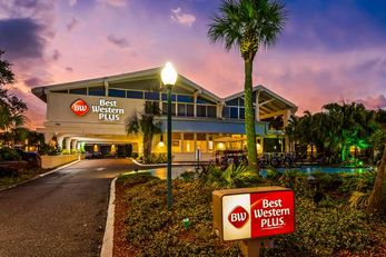 Best Western Plus Yacht Harbor Inn