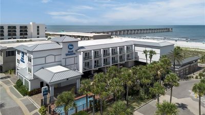 Holiday Inn Express Hotel & Suites