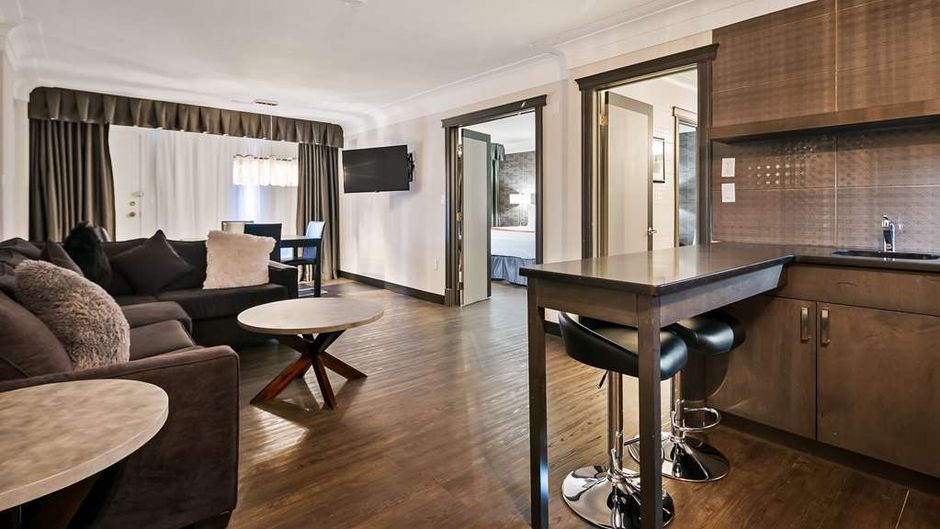 Best Western Plus Village Park Inn Suite