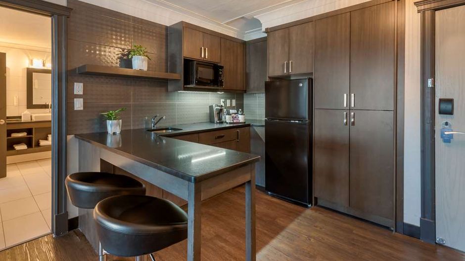 Best Western Plus Village Park Inn Suite
