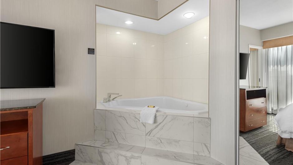 Best Western Plus Suites Downtown Room
