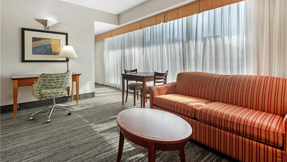 Best Western Plus Suites Downtown Room