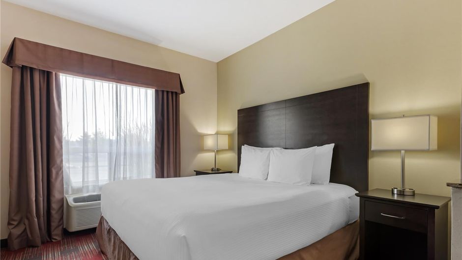 Best Western Plus Red Deer Inn & Suites Room