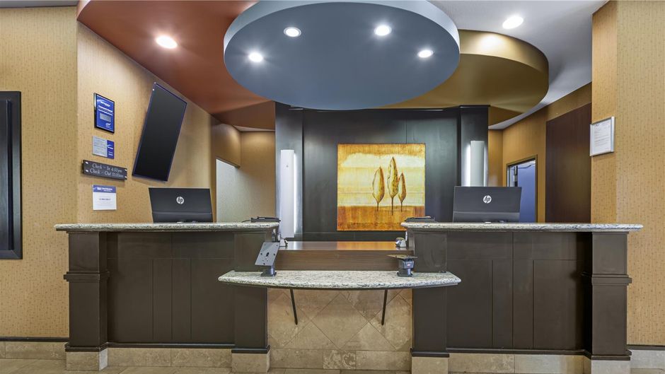 Best Western Plus The Inn at St. Albert Lobby