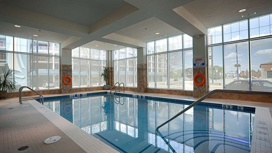 Best Western Plus Chateau Sylvan Lake Pool