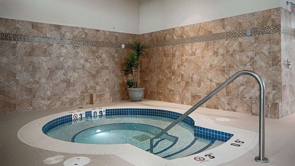Best Western Plus Chateau Sylvan Lake Pool