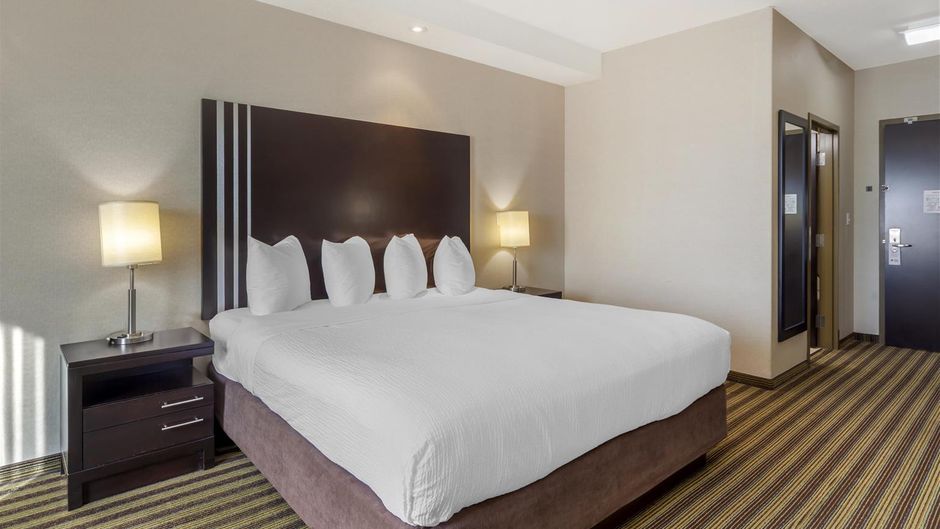 Best Western Plus Sherwood Inn & Suites Room