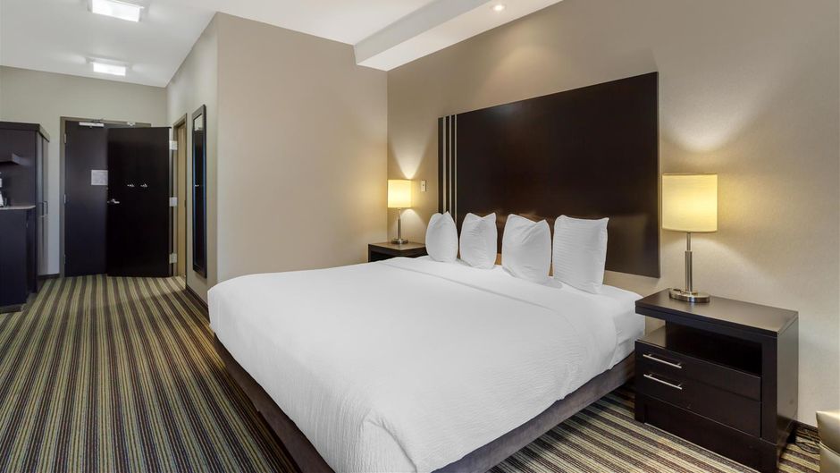 Best Western Plus Sherwood Inn & Suites Room