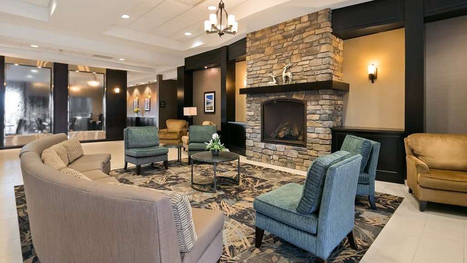 Best Western Plus Okotoks Inn & Suites Lobby