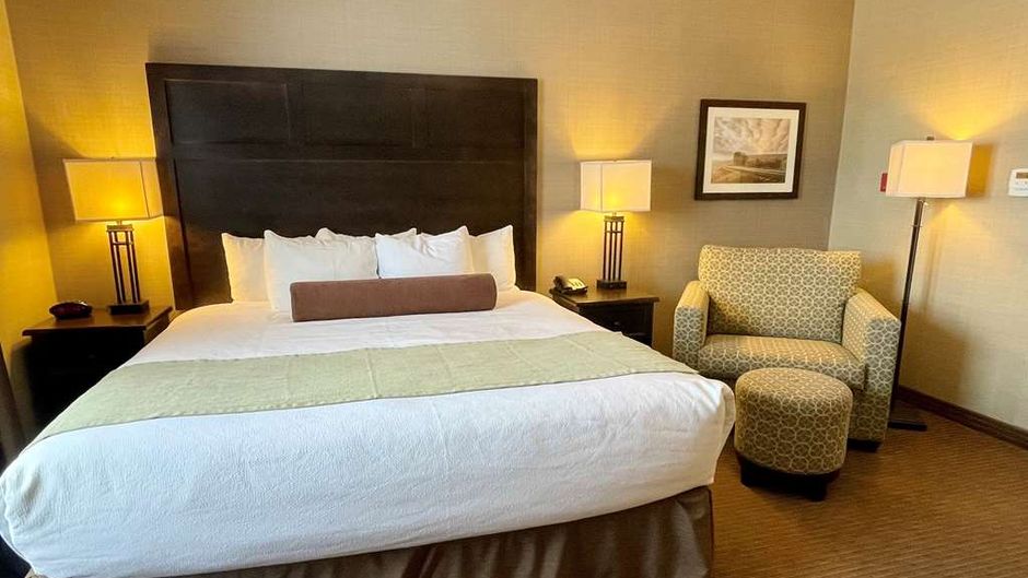Best Western Plus Okotoks Inn & Suites Room