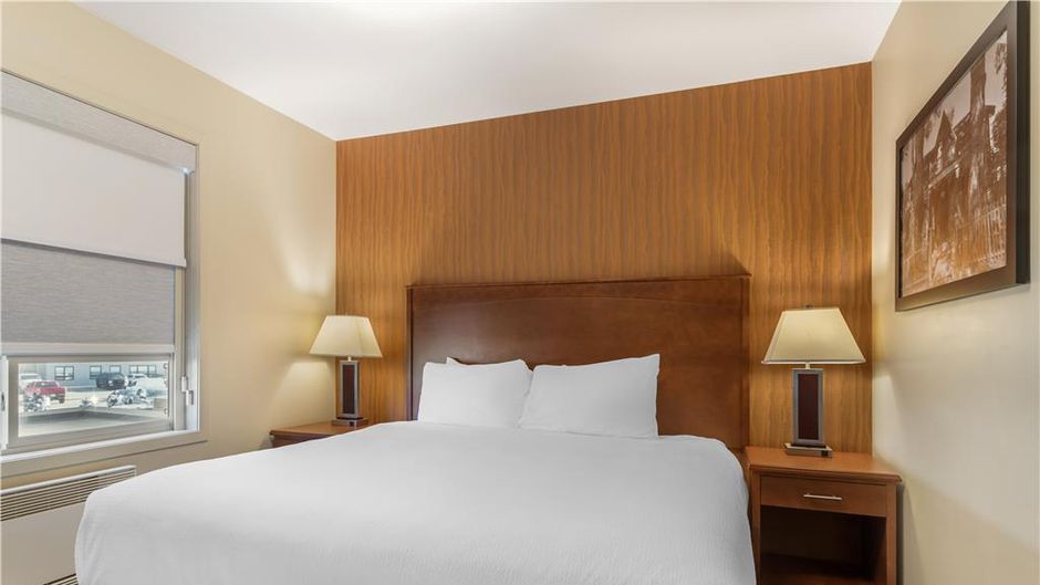 Best Western Plus Service Inn & Suites Room