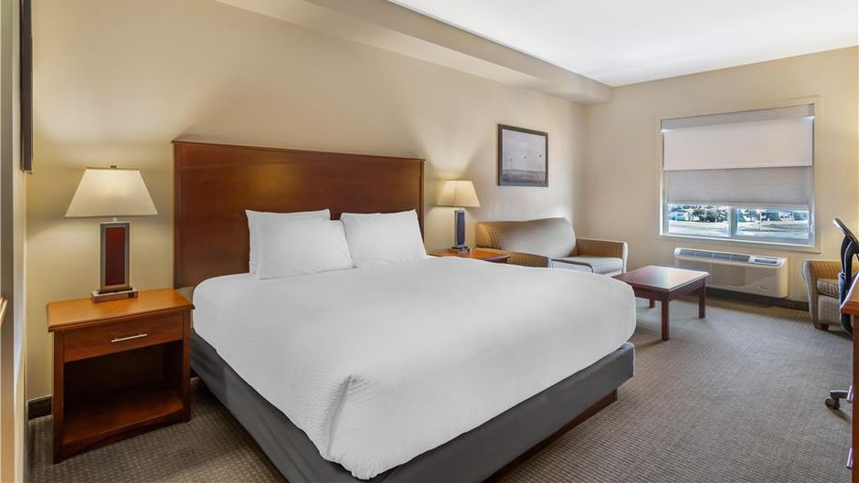 Best Western Plus Service Inn & Suites Room