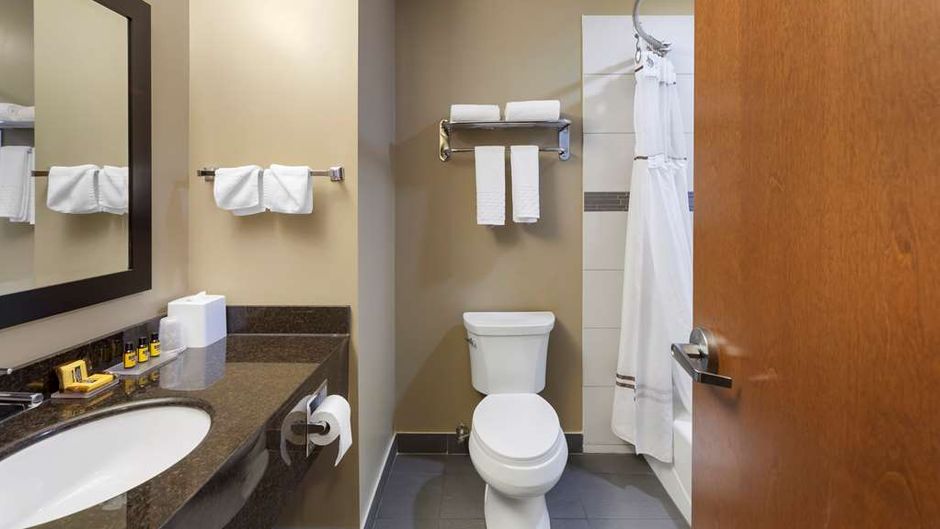 Best Western Plus Fort Saskatchewan Inn Room