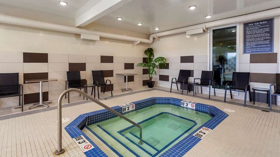 Best Western Plus Fort Saskatchewan Inn Pool