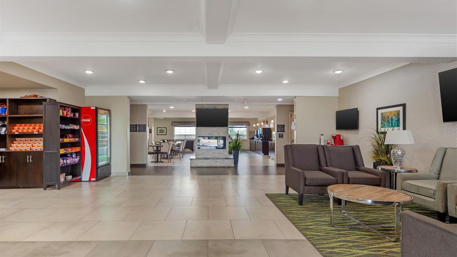 Best Western Plus Fort Saskatchewan Inn Lobby