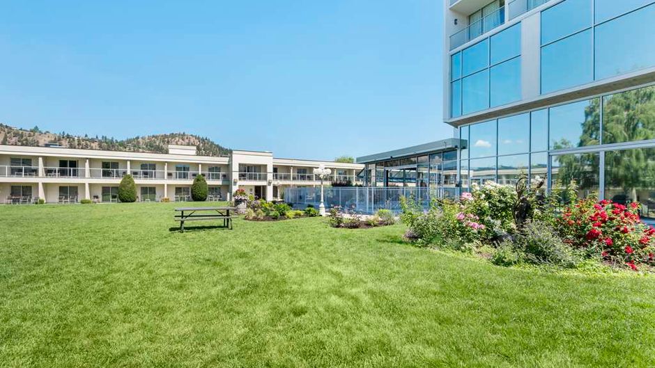 Best Western Plus Kelowna Hotel & Suites Exterior