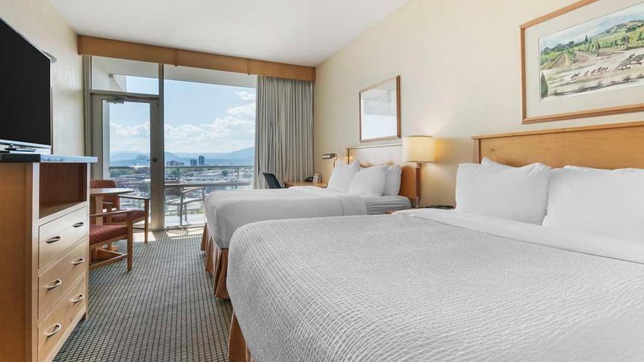 Best Western Plus Kelowna Hotel & Suites Room