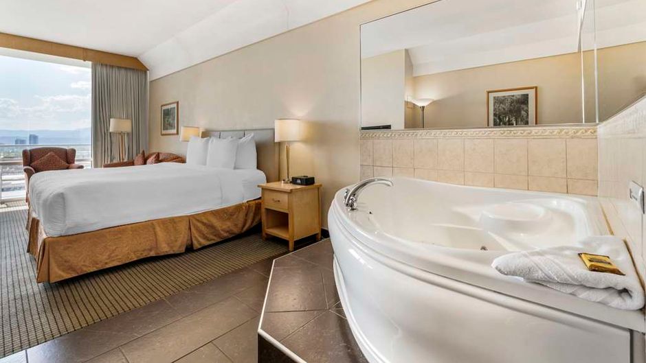 Best Western Plus Kelowna Hotel & Suites Room