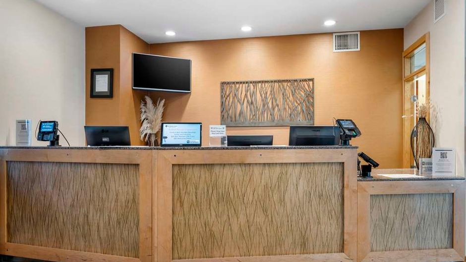 Best Western Plus Kelowna Hotel & Suites Lobby