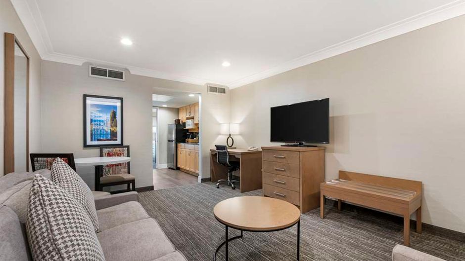 Best Western Plus Kelowna Hotel & Suites Room