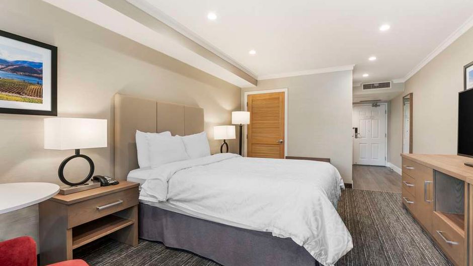 Best Western Plus Kelowna Hotel & Suites Room