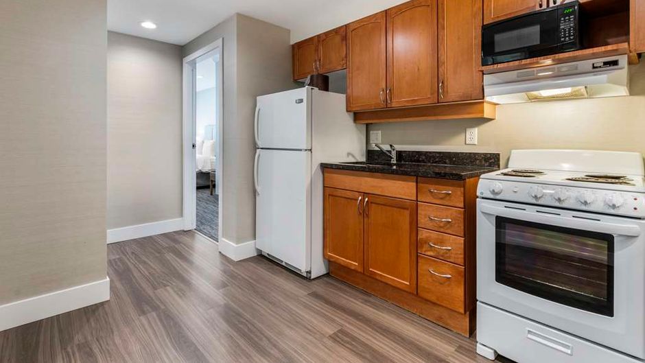 Best Western Plus Kelowna Hotel & Suites Room