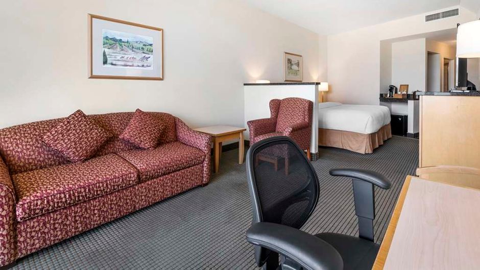 Best Western Plus Kelowna Hotel & Suites Room