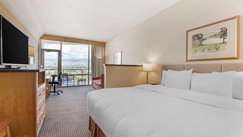 Best Western Plus Kelowna Hotel & Suites Room