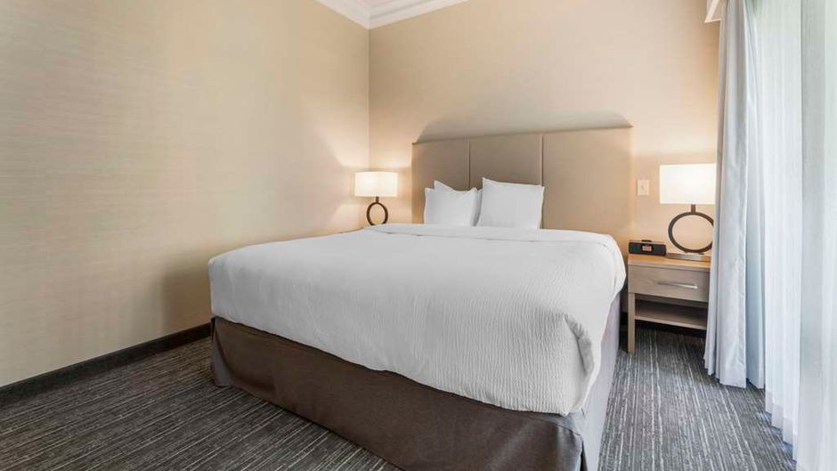 Best Western Plus Kelowna Hotel & Suites Room