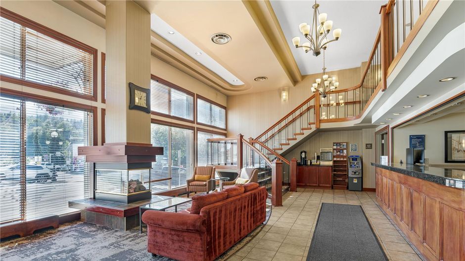 Best Western Plus Baker Street Inn Lobby